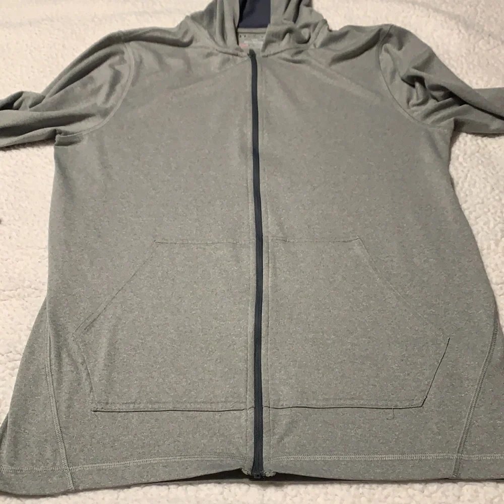 Under Armour Men’s Gray Thin Heat Gear Jacket, Like New - Picture 4 of 9